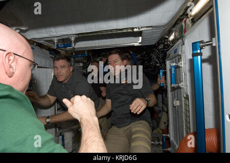 STS-133 ISS-26 die Luken geöffnet werden Stockfoto