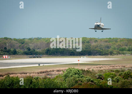 Space Shuttle Discovery (STS-133) landet, Mittwoch, 9. März 2011, im Kennedy Space Center in Cape Canaveral, Fla., Abschluss seiner 39. und letzten Flug. Seit 1984, Discovery flog 39 Missionen, verbrachte 365 Tage im Weltraum, umkreist die Erde 5,830 Zeiten und reiste 148,221,675 Meilen. Photo Credit: (NASA/Bill Ingalls) STS-133 Landung im KSC Stockfoto