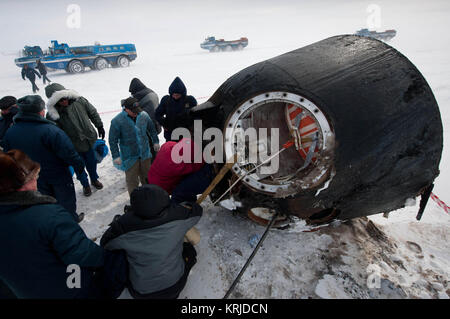 Russische Unterstützung Personal arbeiten, um zu helfen, Besatzungsmitglieder aus der Sojus TMA-01 M Sonde kurz nach der Kapsel mit Expedition 26 Kommandant Scott Kelly und Flugingenieure Oleg Skripochka und Alexander Kaleri in der Nähe der Stadt Arkalyk in Kasachstan am Mittwoch, 16. März 2011 landete. NASA-Astronaut Kelly, russische Kosmonauten Skripochka und Kaleri kehren aus fast sechs Monate an Bord der Internationalen Raumstation, wo sie als Mitglieder der Expedition 25 und 26 Mannschaften serviert. Photo Credit: (NASA/Bill Ingalls) Sojus TMA-01 M Sonde kurz nach der Kapsel gelandet Stockfoto