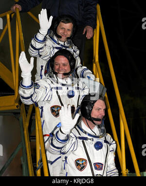 Expedition 27 Crew Mitglieder von oben, Bordingenieur Andrey Borisenko, NASA-Flugingenieur Ron Garan, und Soyuz Kommandant Alexander Samokutyaev Wave Abschied von der Unterseite der Sojus Rakete vor ihrem Start zur Internationalen Raumstation vom Baikonur Kosmodrom in Baikonur, Kasachstan, am Dienstag, 5. April 2011. Die Sojus, die betitelt worden ist "Gagarin", startet eine Woche schüchtern zum 50. Jahrestag der Einführung des Juri Gagarin vom selben Startplatz Baikonur am 12. April 1961 Die erste Mensch zu werden im Raum zu fliegen. Foto (NASA/Carla Cioffi) Ex Stockfoto