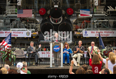 NASA-Administrator Charles Bolden verkündet, wo vier Space Shuttle Orbiter wird endgültig zum Abschluss des Space Shuttle Programms während einer Veranstaltung in einem der Orbiter, Dienstag, 12. April 2011, im Kennedy Space Center in Cape Canaveral, Fla. Die vier Raumsonden, Enterprise, der gegenwärtig auf dem Display an der Smithsonian Steven F. Udvar-Hazy Center in der Nähe des Washington Dulles International Airport gehalten angezeigt werden, werden an die Intrepid Sea, Air & Space Museum in New York, Entdeckung zu Udvar-Hazy, wird sich bemühen, bei der California Scienc angezeigt werden Stockfoto