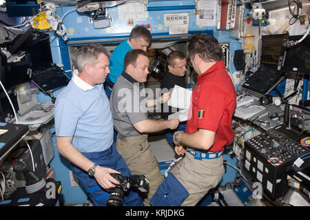 Expedition 27 Crew Mitglieder diskutieren mission Aktivitäten im Schicksal lab Stockfoto