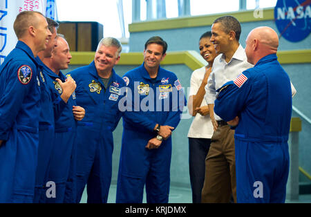 Präsident Barack Obama und der First Lady Michelle Obama Treffen mit STS-134 Space Shuttle Endeavour commander Mark Kelly, rechts, und Shuttle Astronauten, von links, Andrew Feustel, Europäische Weltraumorganisation Roberto Vittori, Michael Fincke, Gregory H. Johnson, und Greg Chamitoff, nach ihrer Einführung wurde abgetrennt, Freitag, 29. April 2011, im Kennedy Space Center in Cape Canaveral, Fla. Photo Credit: (NASA/Bill Ingalls) STS-134 Crew trifft Michelle und Barack Obama Stockfoto