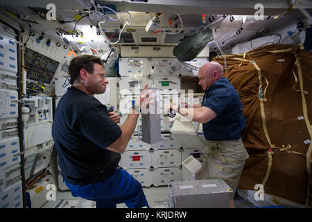 STS-134 Greg Chamitoff und Mark Kelly auf Bestreben des middeck Stockfoto