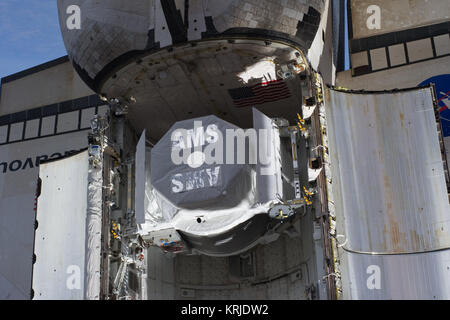 STS-134 AMS-02 in der Ladebucht des Space Shuttle Endeavour Stockfoto