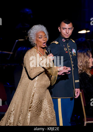 Schauspielerin Nichelle Nichols, der am besten für ihre Rolle als Communications Officer Lieutenant Uhura in der Serie "Star Trek" bekannt, singt, wie sie auf der Bühne begleitet ist, Mittwoch, den 25. Mai 2011, im Konzertsaal am John-F.-Kennedy Center für darstellende Künste in Washington. Die Veranstaltung markierte den 50. Jahrestag der Präsident John F. Kennedy's spezielle Botschaft an den Kongress zu dringenden nationalen Bedürfnisse, in der er erklärte, "Landung eines Menschen auf dem Mond und ihn sicher wieder zur Erde''. Photo Credit: (NASA/Paul E. Alers) NASA-Kennung: 5761915715 ce71aa22d0o Nichelle Nichols Gruß zu Apollo Stockfoto