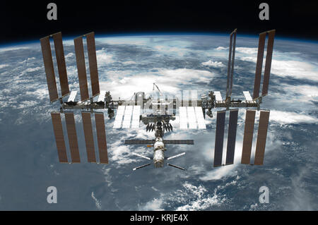 STS-134 Internationale Raumstation nach dem Abdocken Stockfoto