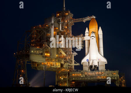 Das Space Shuttle Atlantis ist gesehen kurz nach der rotierenden Service Struktur (RSS) wurde zurückgesetzt auf Launch Pad 39a, Donnerstag, 7. Juli 2011 bei der NASA Kennedy Space Center in Cape Canaveral, Fla. Atlantis ist zu liftoff Freitag, 8. Juli, am letzten Flug der Shuttle Programm, STS-135, einer 12-tägigen Mission zur Internationalen Raumstation. Photo Credit: (NASA/Bill Ingalls) STS-135 auf Launch Pad 39 lit a Stockfoto