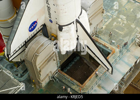 Das Space Shuttle Atlantis ist so zeigt sich in der rotierenden Service Struktur (RSS) zurückgesetzt wird zum Launch Pad 39a am Donnerstag, 7. Juli 2011 bei der NASA Kennedy Space Center in Cape Canaveral, Fla. Atlantis ist zu liftoff Freitag, 8. Juli, am letzten Flug der Shuttle Programm, STS-135, einer 12-tägigen Mission zur Internationalen Raumstation. Photo Credit: (NASA/Bill Ingalls) STS-135 Schwanz und Booster Stockfoto