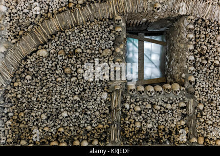 Die Capela dos Ossos (Englisch: Kapelle der Knochen) ist eines der bekanntesten Denkmäler in Évora, Portugal. Es ist eine kleine innere Kapelle neben t entfernt Stockfoto