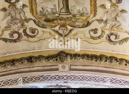 Die Capela dos Ossos (Englisch: Kapelle der Knochen) ist eines der bekanntesten Denkmäler in Évora, Portugal. Es ist eine kleine innere Kapelle neben t entfernt Stockfoto