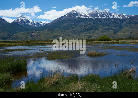 Seen und Feuchtgebiete entlang der Unterseite des Valle Chacabuco im nördlichen Patagonien, Chile. Stockfoto