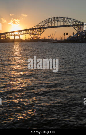 Corpus Christi, Texas - der Corpus Christi Harbour Bridge trägt US Highway 181 über die Corpus Christi Ship Channel. Stockfoto