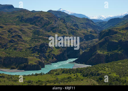 Zusammenfluss von Rio Chacabuco mit der Eiszeitlichen blaue Wasser des Rio Baker entlang der Carretera Austral in Patagonien, Chile Stockfoto