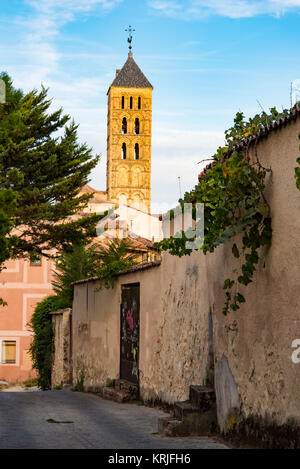 Segovia, Spanien Seitenstraße mit rauhen Wand führt zu einem Blick auf den Glockenturm der Kirche San Esteban de Stockfoto