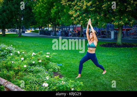 Gemischte Rasse Frau durchführen Yoga im Park Stockfoto