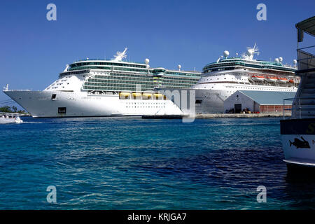 Die Royal Caribbean Majestät der Meere und die Freiheit der Meere in den Hafen von Nassau, Bahamas Stockfoto