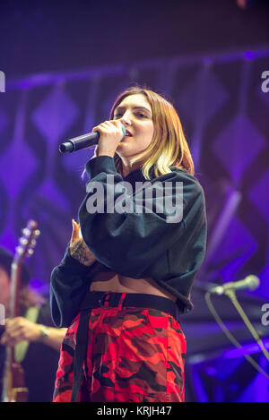 Julia Michaels Perfoms an Y 100 iHeartRadio Jingle Ball Dezember 17, 2017 in Sunrise, Florida Stockfoto