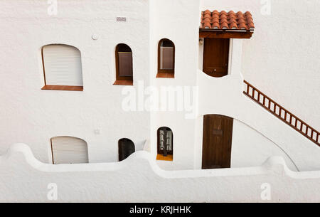 Traditionelle spanische mediterrane Gebäude in Roc de Sant Gaieta. Stockfoto