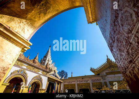 Golden Mahamuni Buddha Tempel. Herrliche Architektur der buddhistische Tempel in Mandalay. Myanmar (Birma) reisen Landschaften und Reiseziele Stockfoto