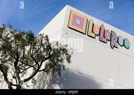 Ein logo Zeichen außerhalb des Hauptsitzes der LuLaRoe in Corona, Kalifornien am 9. Dezember 2017. Stockfoto