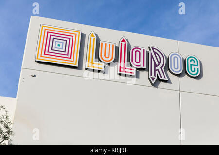 Ein logo Zeichen außerhalb des Hauptsitzes der LuLaRoe in Corona, Kalifornien am 9. Dezember 2017. Stockfoto