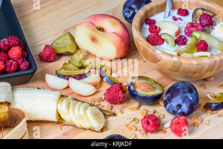 Obst Frühstück mit Müsli und Milch Stockfoto