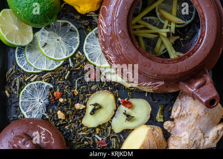 Rezept für Tee mit Zitrone und Ingwer Stockfoto