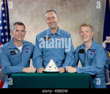 Offizielles Portrait der NASA Apollo 9 Lunar orbitalen Mission prime crew Astronauten (L-R) David Scott, James McDivitt, und Russel Schweickart am Johnson Space Center, 31. März 1966 in Houston, Texas. Stockfoto