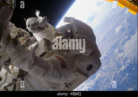 Internationale Raumstation NASA Space Shuttle Endeavour STS-126 prime Besatzungsmitglied amerikanische Astronaut Steve Bowman arbeitet auf der Außenseite der ISS während einer Extra Vehicular Activity spacewalk November 22, 2008 in der Erdumlaufbahn. Stockfoto