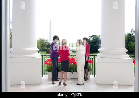 First Lady der USA Michelle Obama (links) spricht mit Zweite Lady Jill Biden, ehemalige First Lady Rosalynn Carter, und Nike Foundation Co-Chair Maria Eitel im Weißen Haus Truman Balkon 21. April 2009 in Washington, DC. Stockfoto
