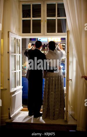 Us-Präsident Barack Obama und die First Lady der USA Michelle Obama Welle von einem Balkon 10. Dezember 2009 in Oslo, Norwegen. Stockfoto