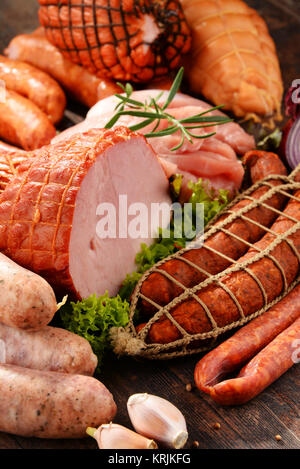 Fleischerzeugnisse mit Schinken und Würstchen Stockfoto