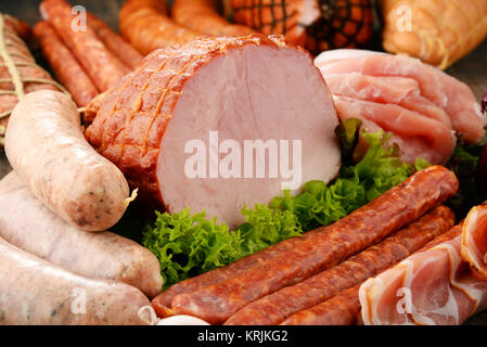 Fleischerzeugnisse mit Schinken und Würstchen Stockfoto