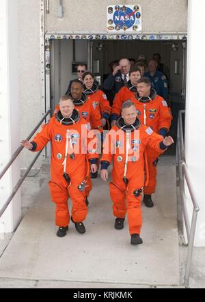 Internationale Raumstation NASA Space Shuttle Discovery STS-133 Mission prime crew Astronauten (links, von vorn nach hinten) Eric Boe, Alvin Drew, Nicole Stott, (rechts, von vorne nach hinten) Steve Lindsey, Steve Bowman, und Michael Barratt lassen Sie das Kennedy Space Center Operations und Kasse Gebäude in der Vorbereitung für den Start am 24. Februar 2011 in Merritt Island, Florida. Stockfoto