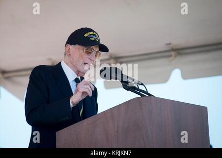 Der frühere US-Virginia Senator John Warner spricht während der US-Navy Virginia-Klasse schnell-Angriffs-U-Boot USS John Warner Inbetriebnahme Zeremonie an der Naval Station Norfolk 31. Dezember in Norfolk, Virginia 2011. Stockfoto