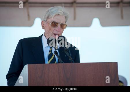 Der frühere US-Virginia Senator John Warner spricht während der US-Navy Virginia-Klasse schnell-Angriffs-U-Boot USS John Warner Inbetriebnahme Zeremonie an der Naval Station Norfolk 31. Dezember in Norfolk, Virginia 2011. Stockfoto