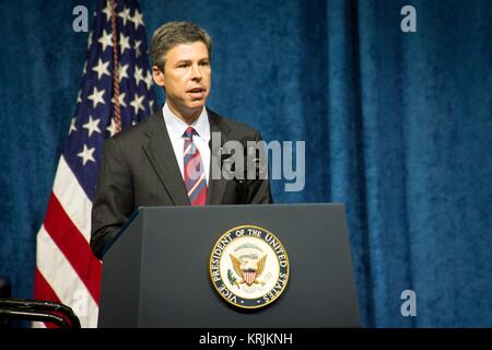 Us-Chattanooga Bürgermeister Andy Berke spricht während einer Trauerfeier der U.S. Marines und der U.S. Navy sailor getötet während der Navy Operational Support Center Chattanooga Januar 10, 2012 Aufnahmen in Chattanooga, Tennessee. Stockfoto