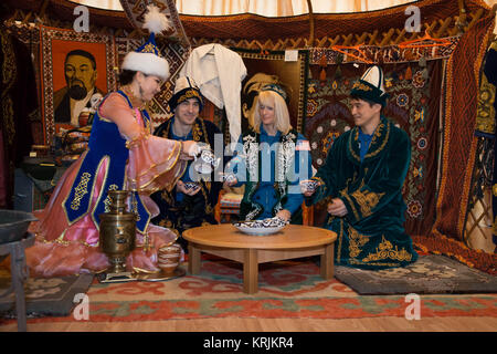 Die NASA Iss Expedition 46-47 backup Besatzungsmitglieder (L-R) der russische Kosmonaut Anatoly Ivanishin von Roskosmos, US-amerikanischer Astronaut Kate Rubins, und der japanische Astronaut Takuya Onishi der Japan Aerospace Exploration Agency (JAXA) trinken Tee in einer Jurte während einer traditionellen Zeremonie vor dem Start Dezember 2, 2015 in Baikonur, Kasachstan. Stockfoto