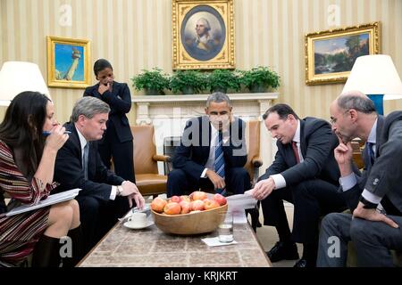 Us-Präsident Barack Obama trifft sich mit ISIL counterterrorism Personal im Oval Office des Weißen Hauses über die Situation in Syrien, 24. Februar 2016 in Washington, DC. Stockfoto