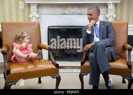 Us-Präsident Barack Obama spricht mit einem jungen Mädchen im Oval Office des Weißen Hauses vom 22. Juni 2016 in Washington, DC. Stockfoto