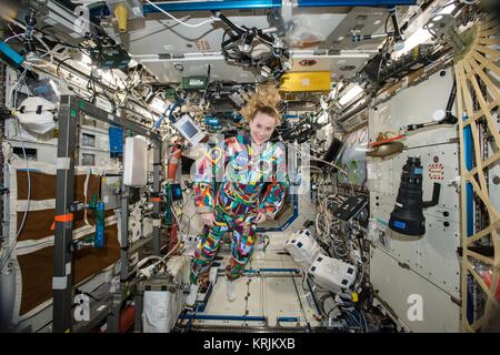 Die NASA ISS Expedition 49 prime Besatzungsmitglied amerikanische Astronaut Kate Rubins trägt eine handbemalte Raumanzug von Krebspatienten am MD Anderson Cancer Center September 9, 2016 in der Erdumlaufbahn. Stockfoto