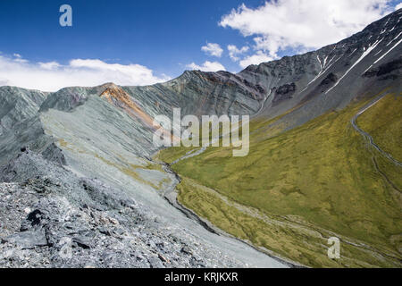Blick auf die einzigartigen Yarlu Tal mit Regenbogen Berge im Sommer sonnigen Tag Stockfoto