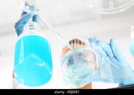 Forschungslabor. chemische Experimente. Gentechnik Stockfoto