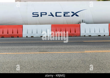 Ein Logo auf einem Hyperloop Teststrecke außerhalb des Hauptsitzes der Space Exploration Technologies Corp., auch als SpaceX, in Hawthorne, Califor bekannt Stockfoto