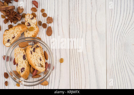 Cookies mit Mandeln und Rosinen auf dem alten Holztisch. Stockfoto