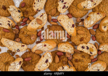 Cookies mit Mandeln und Rosinen auf dem alten Holztisch. Stockfoto