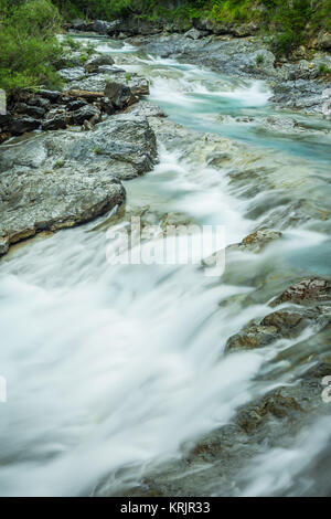 Ebro-Fluss durch ein Tal in Kantabrien, Spanien Stockfoto