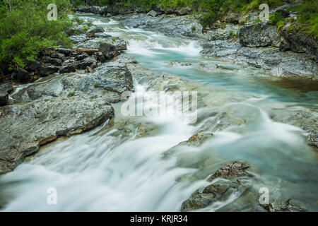 Ebro-Fluss durch ein Tal in Kantabrien, Spanien Stockfoto