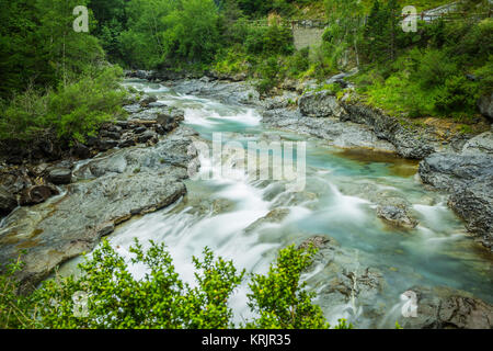 Ebro-Fluss durch ein Tal in Kantabrien, Spanien Stockfoto